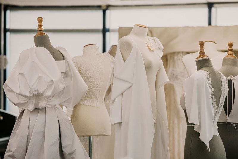 Vestidos en el taller de Jesus Peiro