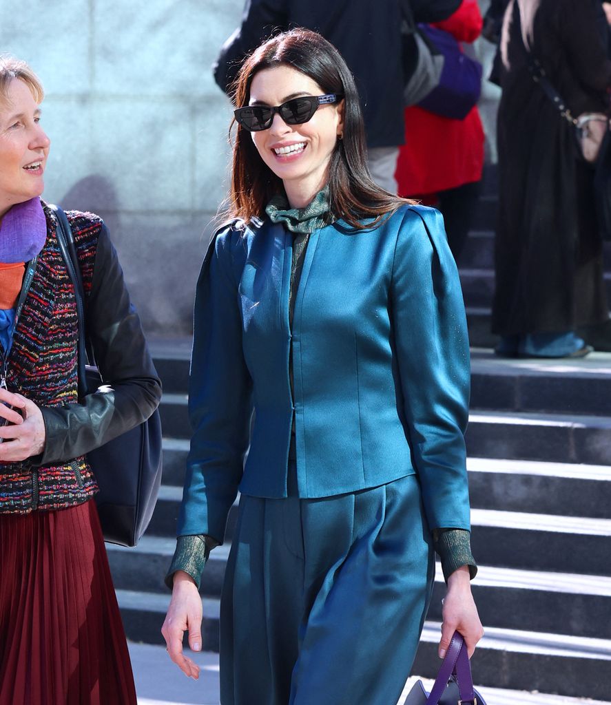 Anne Hathaway de azul petróleo para dar un discurso en las Naciones Unidas.