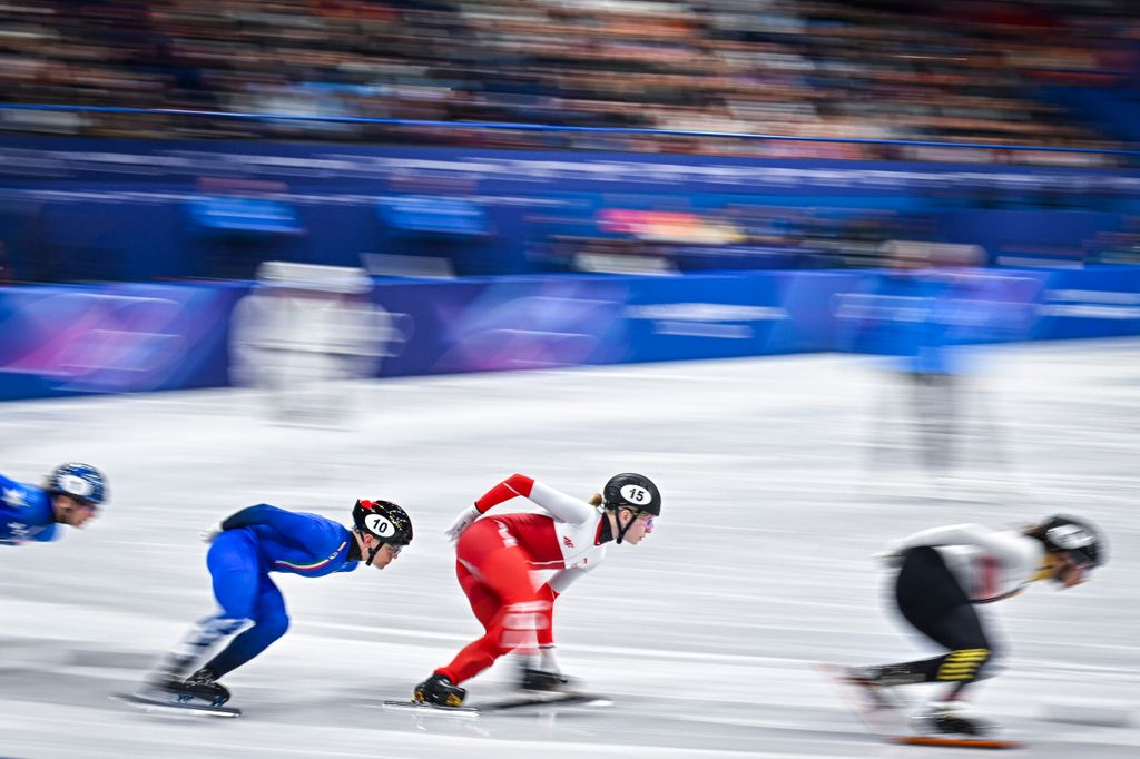 Una imagen de los cuartos de final de los 1.500 metros de patinaje de velocidad en pista corta en Milán-Cortina 2026