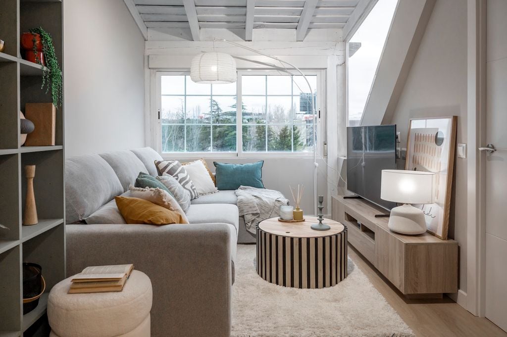 Salón con mesa con almacenaje. 