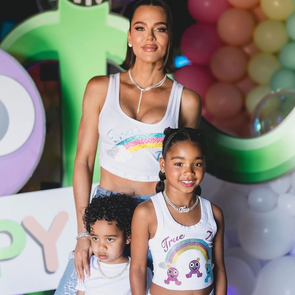 Khloé Kardashian posó junto a sus hijos durante la fiesta de cumpleaños de True Thompson 