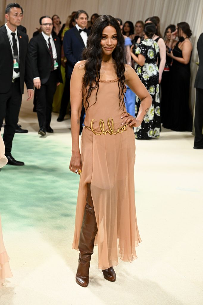 Zoe Saldaña deslumbra en la Met Gala 2024, llevando elegancia y presencia a la alfombra más icónica de la moda.