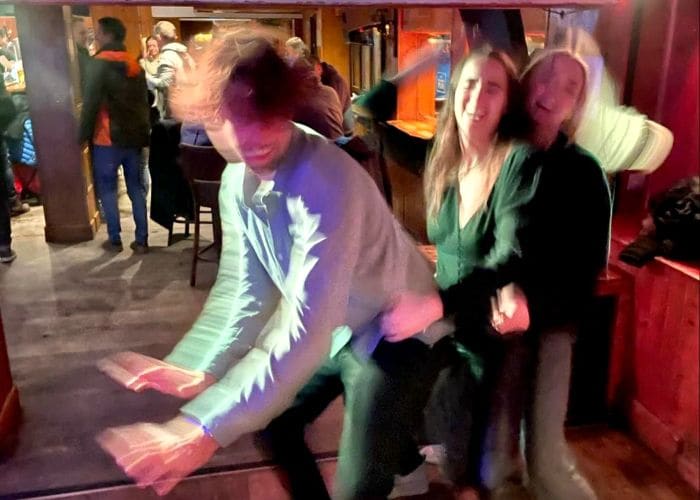 Sophie Turner, Peregrine Pearson y una pareja de amigos