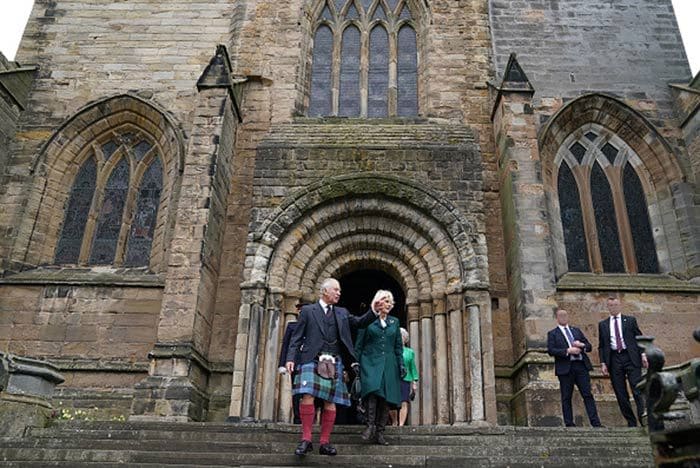 Carlos III y la reina Camilla en Dunfermline