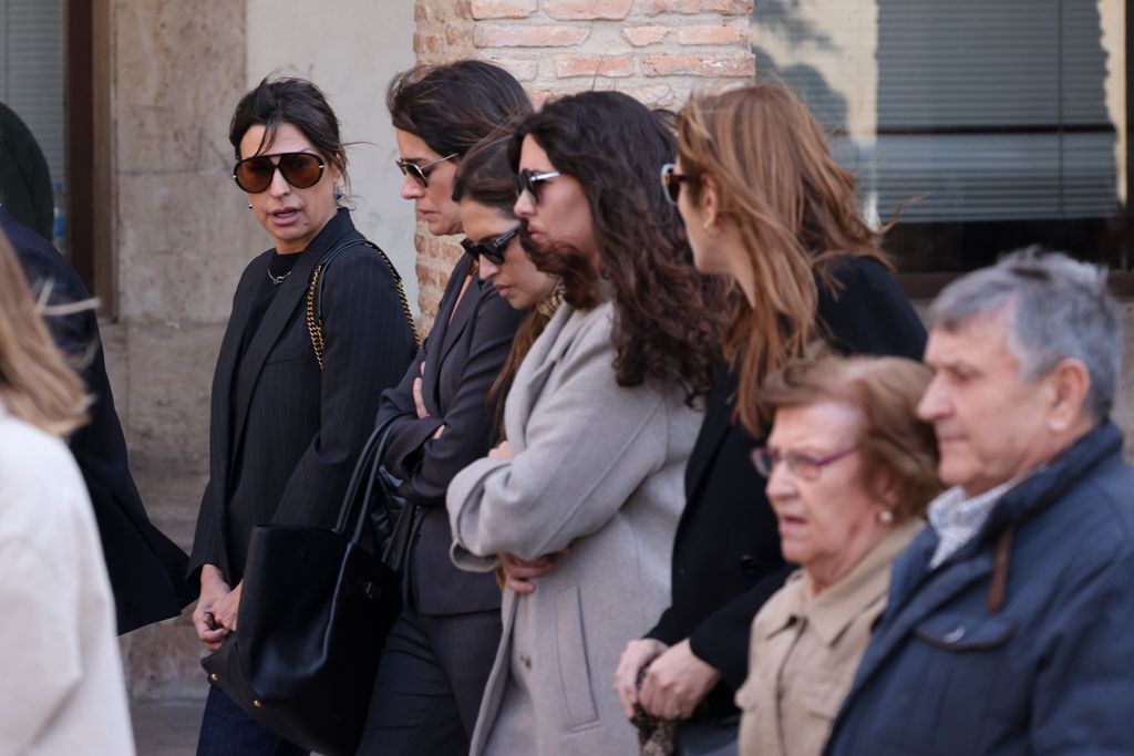 Raquel Perera e Isabel Jimenez junto a Sara Carbonero durante el funeral
