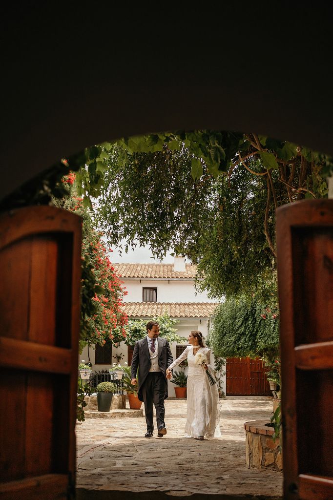 Boda en Jaén vestido novia flores silvestres