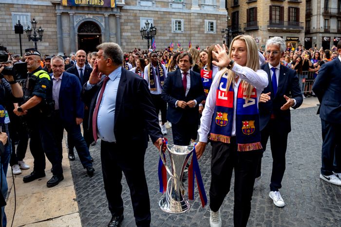 El FC Barcelona celebra la Champions con los aficionados