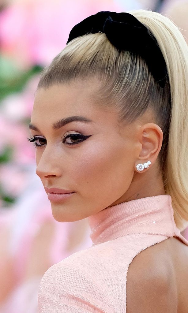 hailey bieber en la 2019 met gala celebrating camp