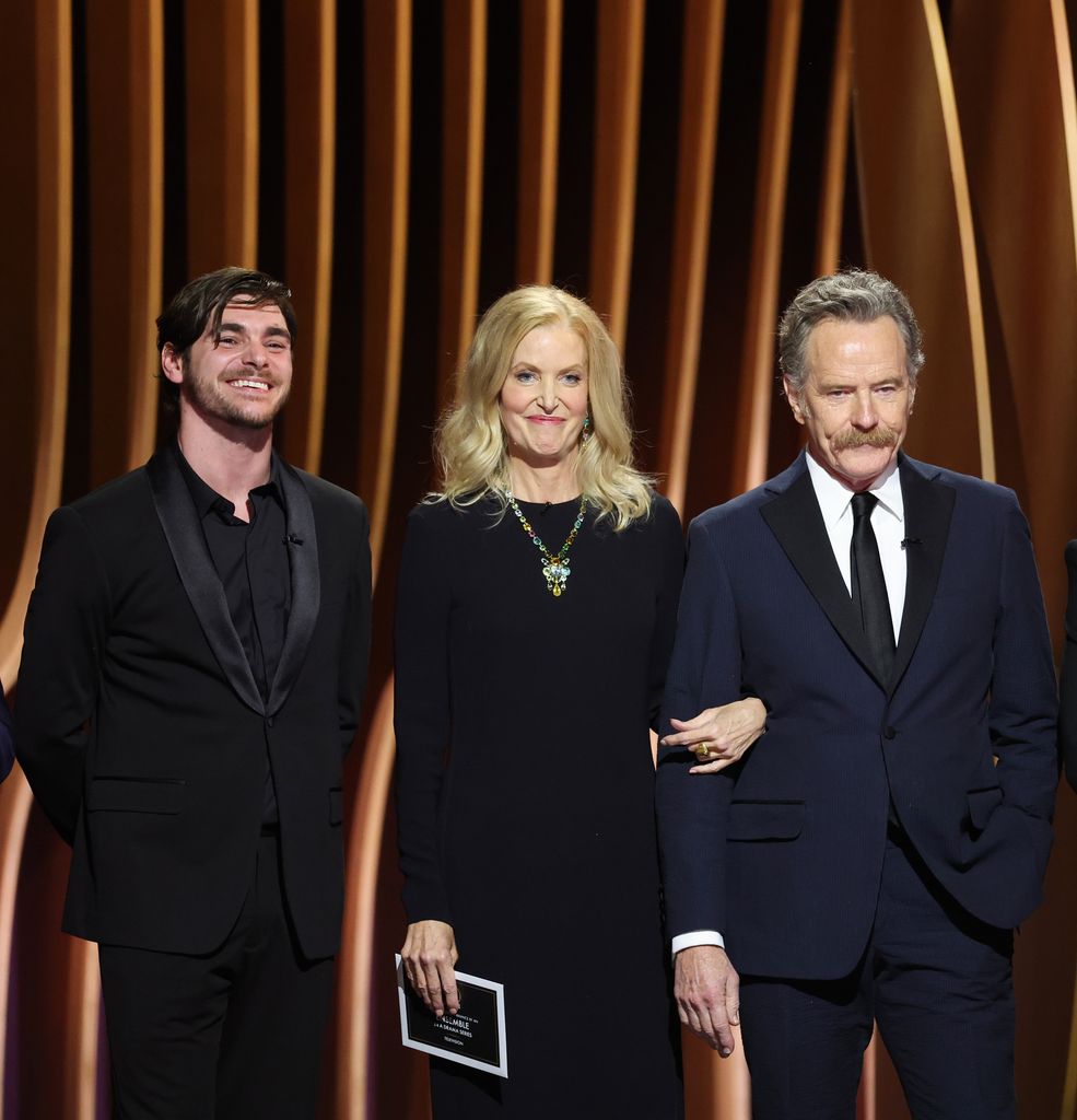 RJ Mitte junto a Anna Gunn y Bryan Cranston, sus padres en la serie 'Breaking Bad', en la que saltó a la fama