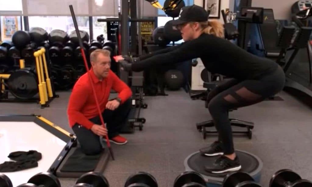 Khloe suele entrenar con una bosu ball
