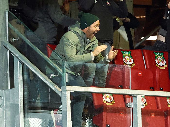 Ryan Reynolds celebra un gol de su equipo