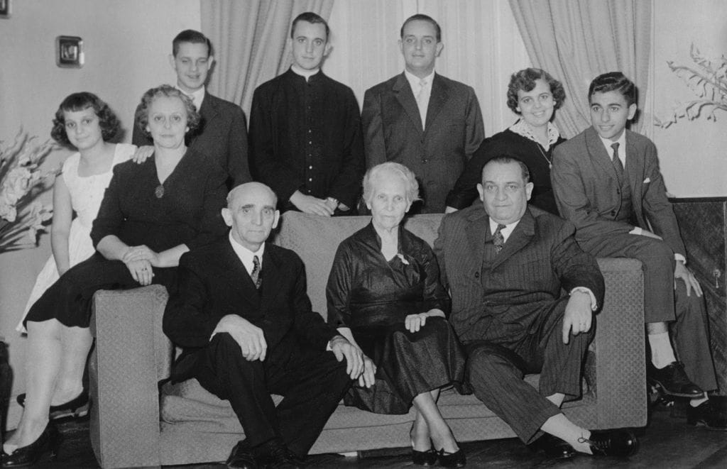 El Papa Francisco con sus padres, hermanos y sus abuelos paternos: Giovanni Angelo Bergoglio y Rosa Vassallo.