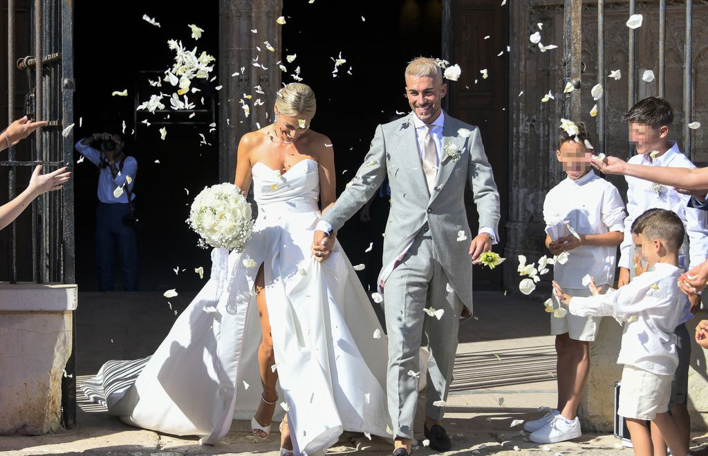 Salida apoteósica del ya flamante matrimonio ante vítores y aplausos de los invitados