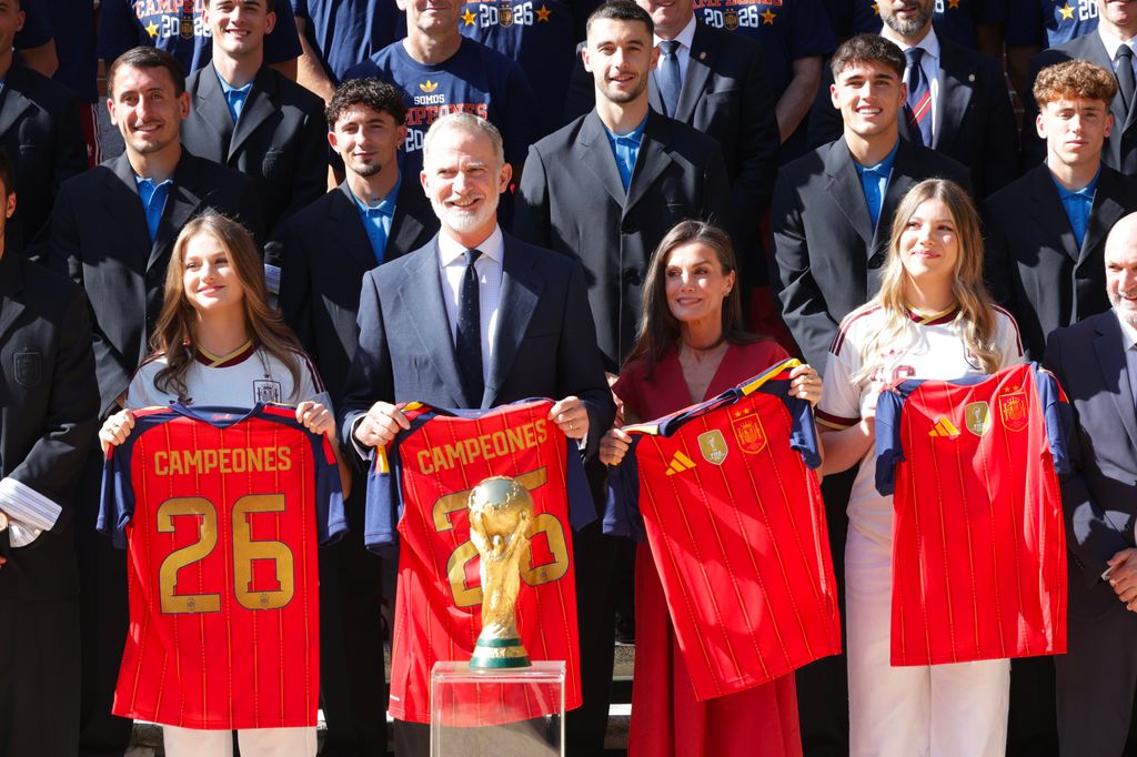 Los Reyes y sus hijas con las camisetas con dos estrellas de la selección de fútbol