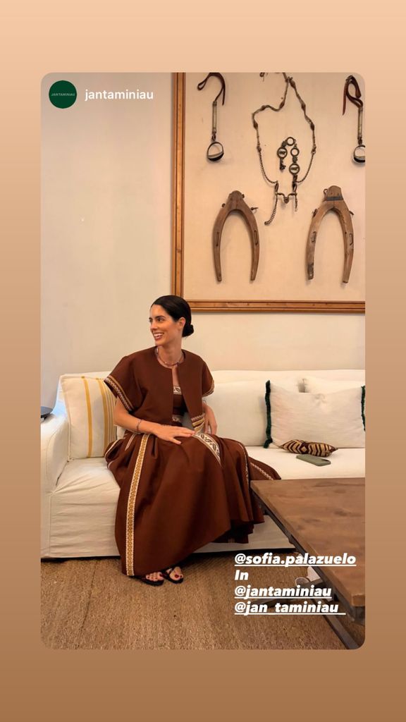 Sofía Palazuelo, la invitada perfecta con un vestido marrón de Jan Taminiau