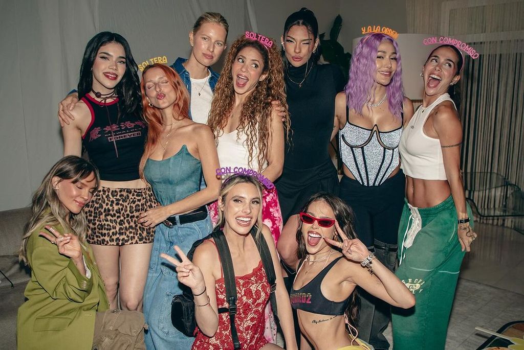 Shakira junto a varias celebridades en una fiesta 