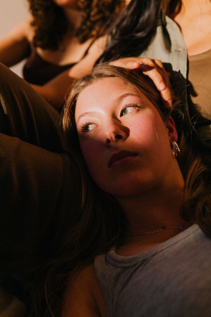 chica joven pensando