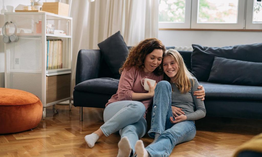 mam con su hija adolescente en el sal n de su casa