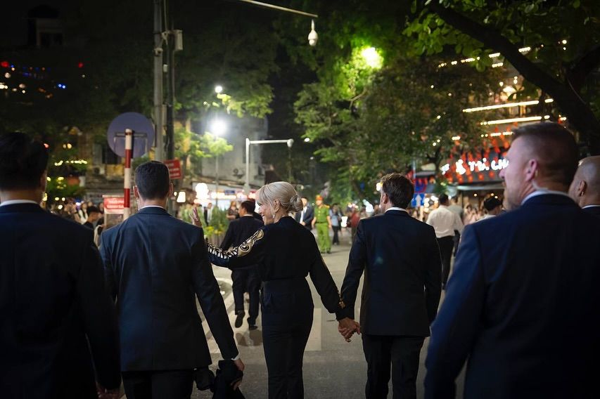 Emmanuel Macron y su esposa en su visita a Hanoi