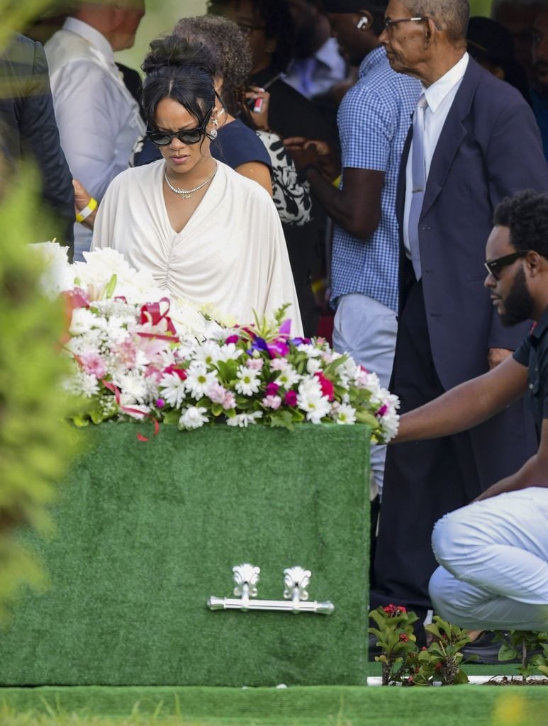 Rihanna estuvo rodeada de su familia en la ceremonia en honor a Ronald Fenty.