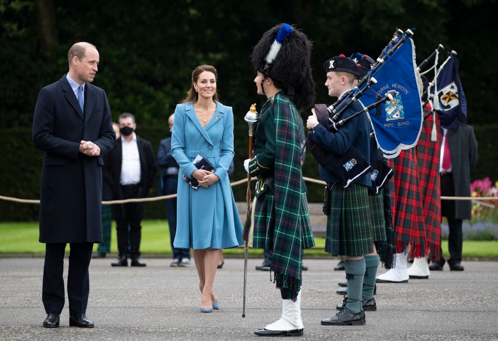 Los príncipes de Gales (duques de Rothesay en esta ocasión) durante un viaje oficial a Escocia en el año 2021, cuando todavía reinaba Isabel II. Están en una bievendida en el Palacio de Holyrood, que es la residencia oficial de la Familia Real británica en Escocia, una joya arquitectónica que está en Edimburgo