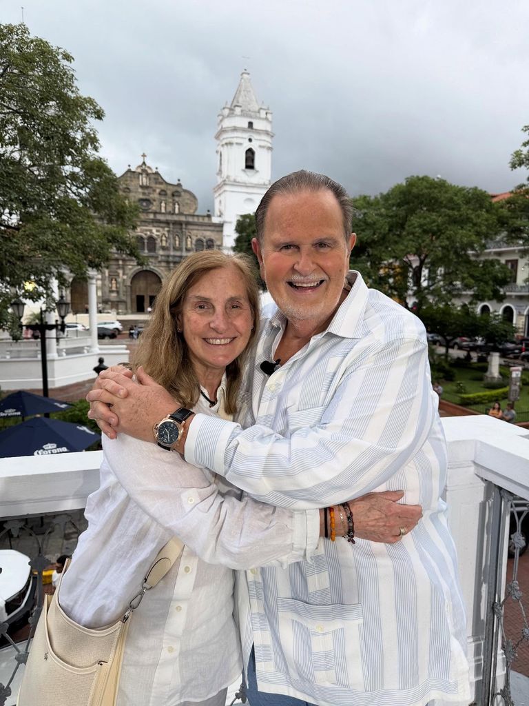 Raúl de Molina y su esposa Mily de visita en Panamá por Premios Juventud.