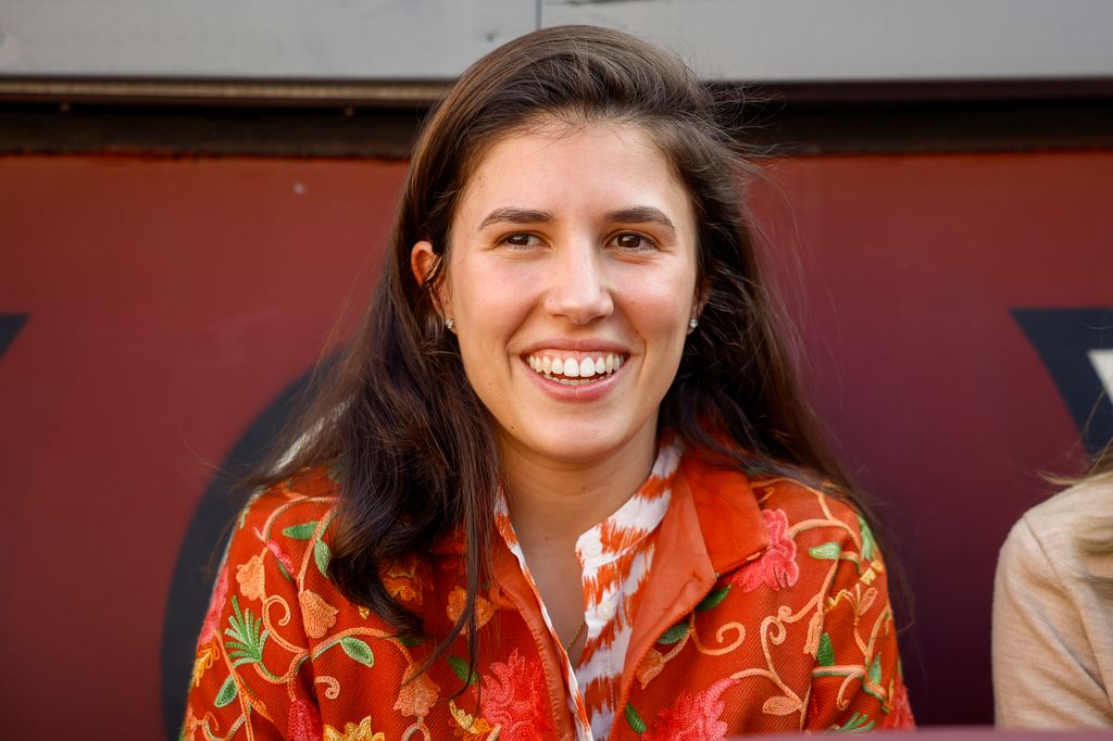 Teresa Urquijo, radiante y a todo color con un conjunto bohemio y español en los toros