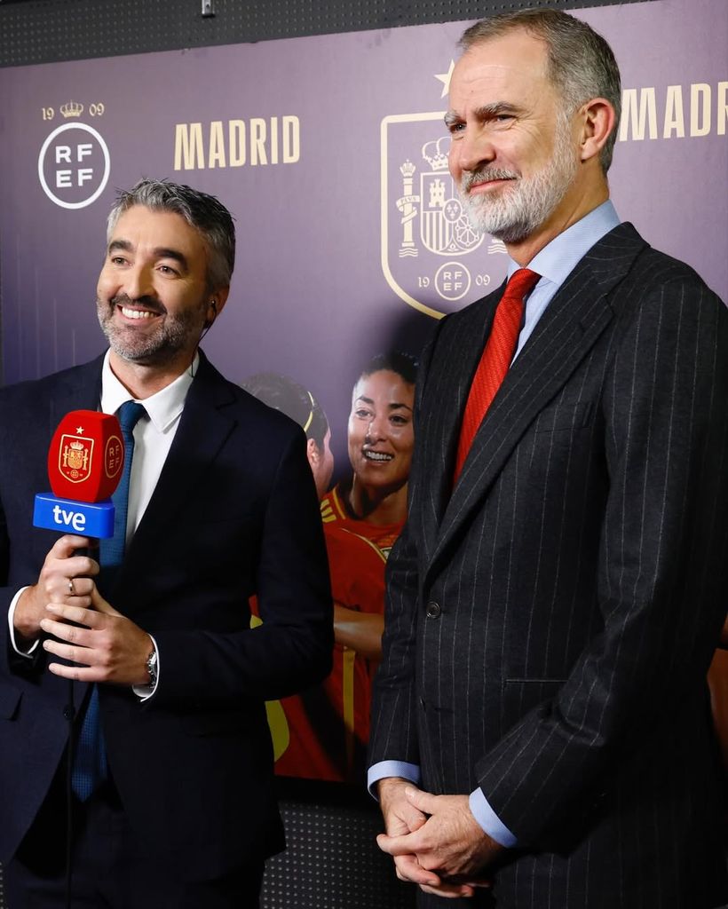 El Rey entrega el trofeo de la “UEFA Women’s Nations League” a la capitana de la Selección Española Femenina de Fútbol, Irene Paredes, y felicita a todo el equipo por su victoria en la final frente a la selección alemana.