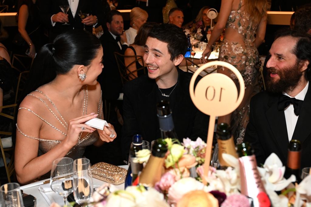 Se ha revelado la verdad sobre la supuesta tarjeta de Kylie Jenner con el apellido de su novio Timothée Chalamet en los Golden Globes.