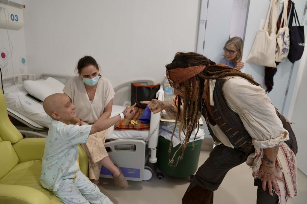 Johnny Depp visita el Hospital Niño Jesús de Madrid vestido como Jack Sparrow