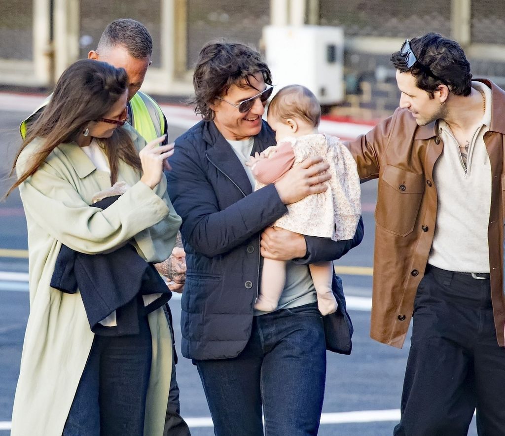  Tom Cruise es captado cargando tiernamente a una bebé