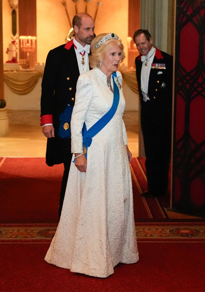 Como solía hacer Isabel II, Camilla ha lucido un vestido blanco para este acto de gran etiqueta