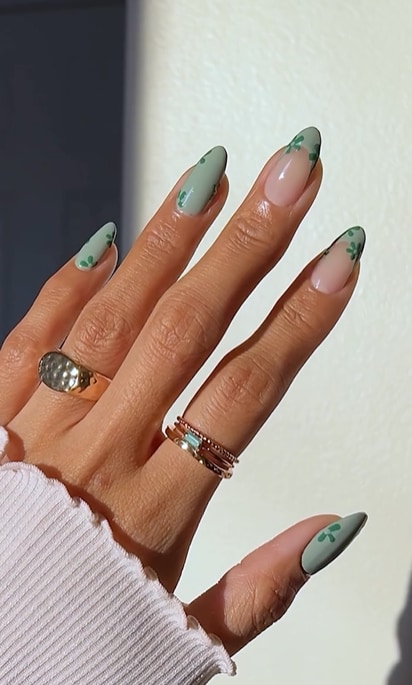 Manicura francesa verde con flores verdes