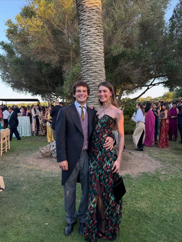 Martina Figo Svedin con vestidos minimalistas en su escapada para una boda en Menorca, 2026.