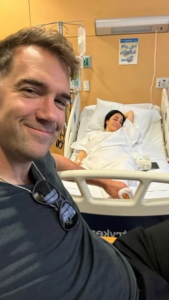 Martha Higareda estuvo acompañada por su esposo Lewis Howes en su hospitalización. 