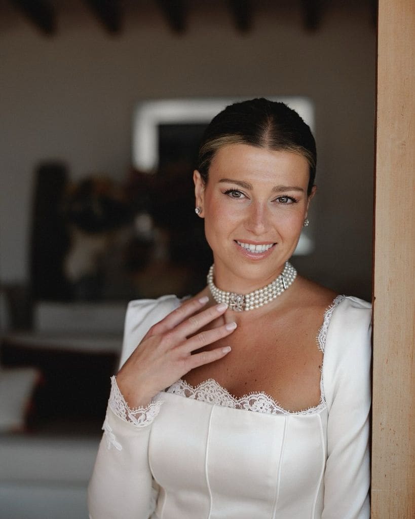 Novia con choker de perlas y camafeo