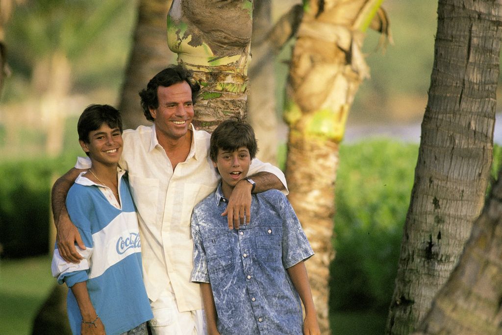 Julio Iglesias con sus hijos Enrique y Julio José durante unas vacaciones en Hawái.