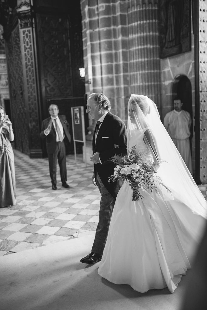 La novia entra a la iglesia del brazo de su padre, que ejercía de orgulloso padrino