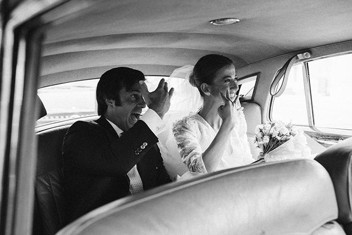 Novios en coche de época