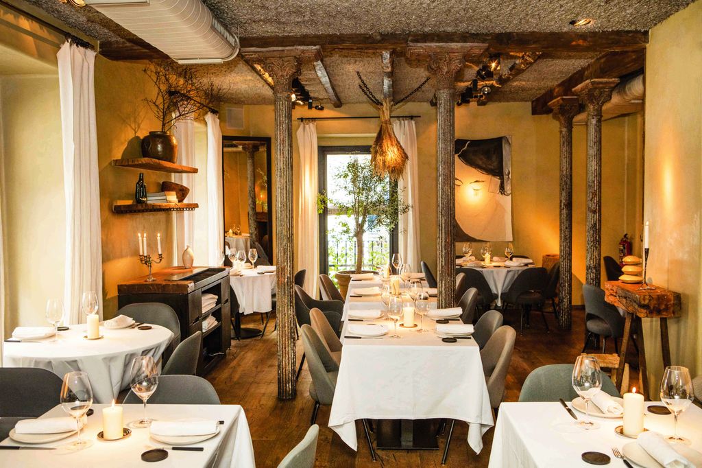 Sala del restaurante Charrúa de Madrid, con un interior rústico chic