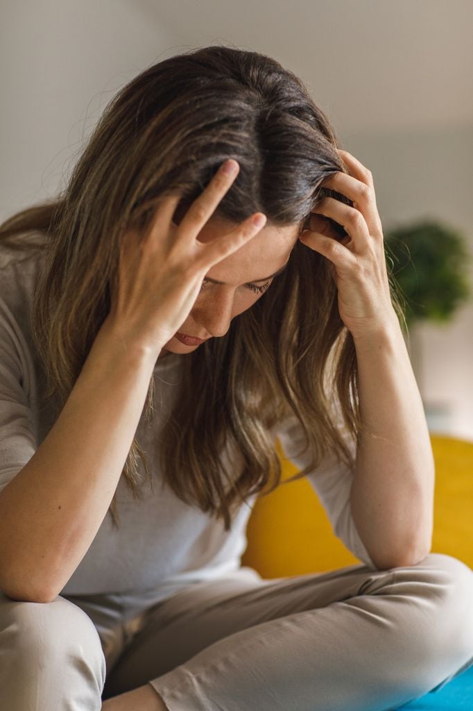 Una mujer preocupada durante la menopausia