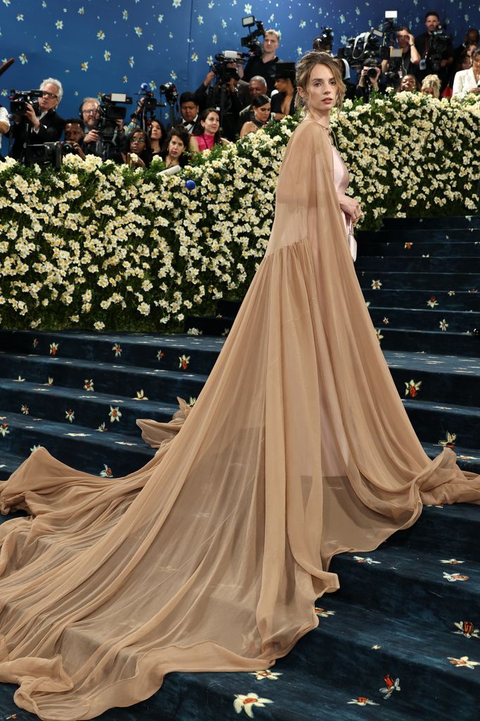 Maya Hawke en la MET Gala 2025 con el mismo vestido de Úrsula Corberó