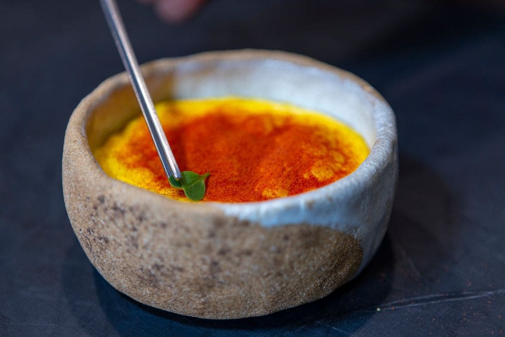 Sabayón de calabaza y papada de cerdo ibérico con huevo eco y apionabo.