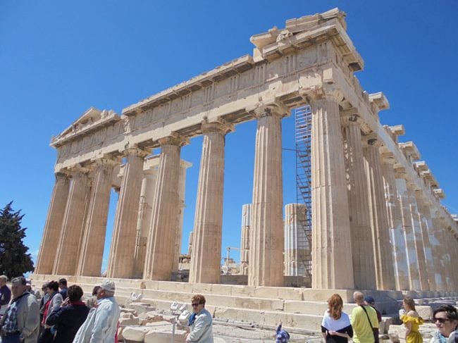 ATENAS: El teatro, la filosofía o la democracia dieron sus primeros pasos junto a la roca sagrada de la Acrópolis, el símbolo de Atenas y de toda una cultura que, desde las alturas de sus templos, observa la ciudad entera vibrar a sus pies.
