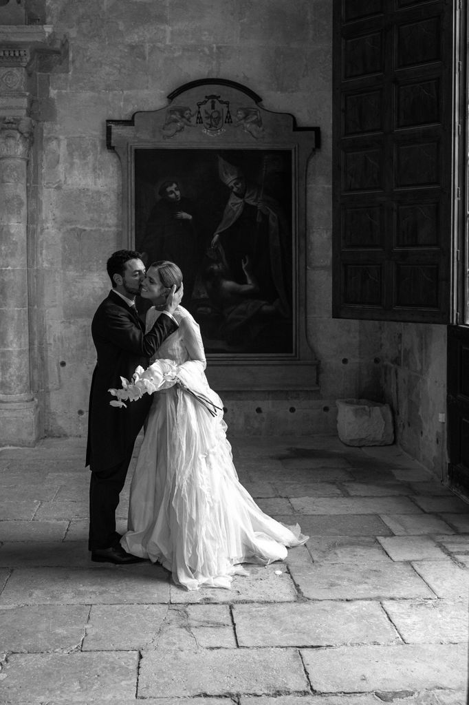 Vestido de novia con abrigo bordado de su abuela de los años 50