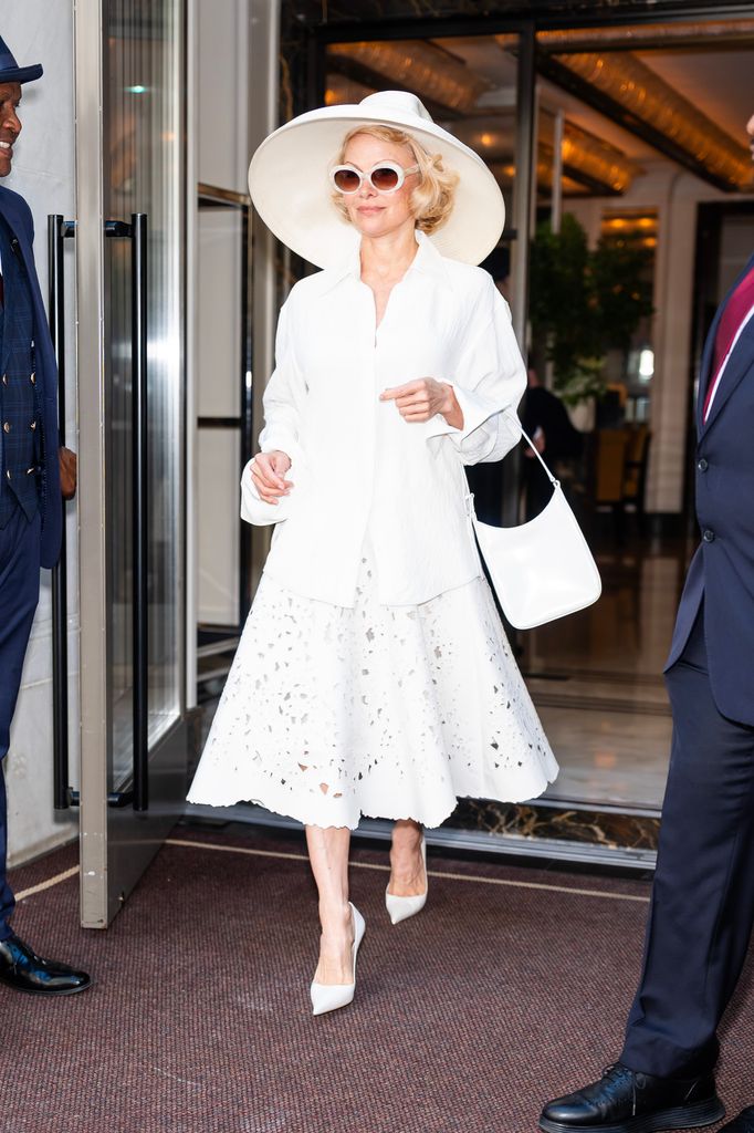 Pamela Anderson con un atuendo muy sofisticado en tono blanco 