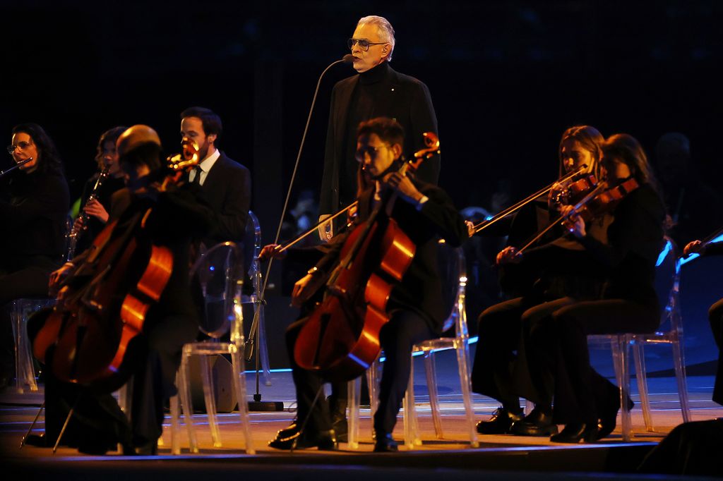 Andrea Bocelli actúa durante la ceremonia inaugural de los Juegos Olímpicos de Invierno