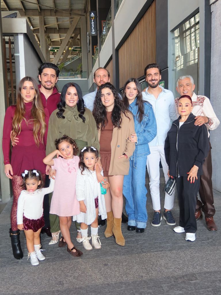 América Guinart con sus hijos, nietas y sus padres