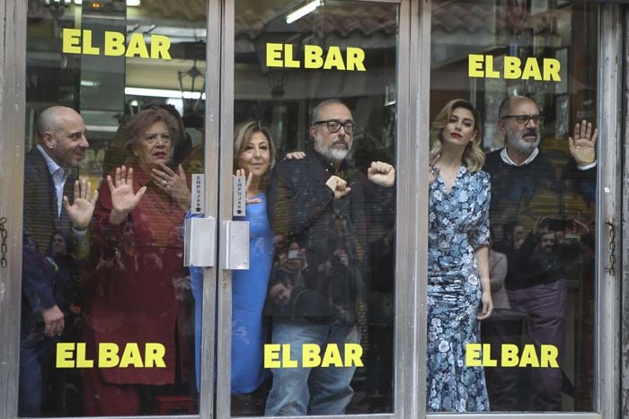 Los protagonista de 'El bar', de Álex de la Iglesia