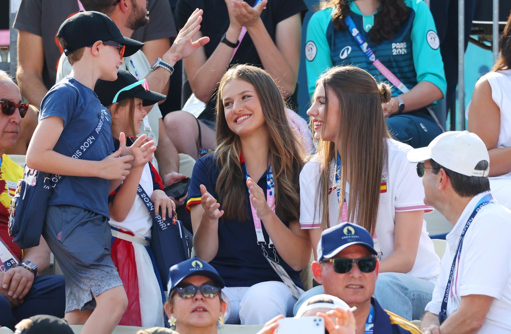 La Infanta Sofía de España y Leonor, Princesa de Asturias, observan durante el tercer día de los Juegos Olímpicos de París 2024 en el Estadio de la Torre Eiffel el 29 de julio de 2024 en París, Francia
